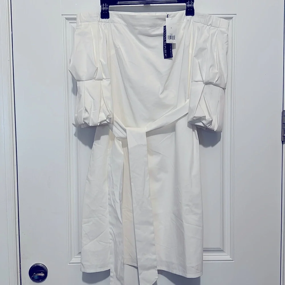 NWT Banana Republic White Cold Shoulder Dress- size 8 - Picture 2 of 5